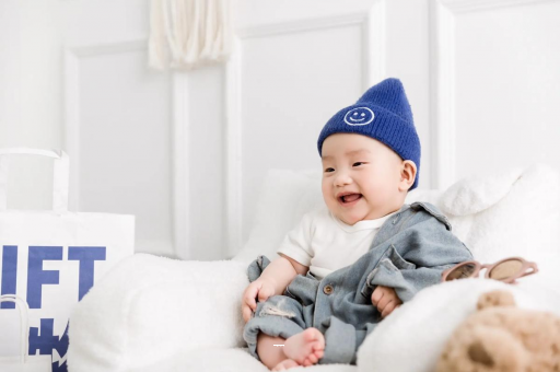 邵东宝宝吃奶蹬腿烦躁扭动